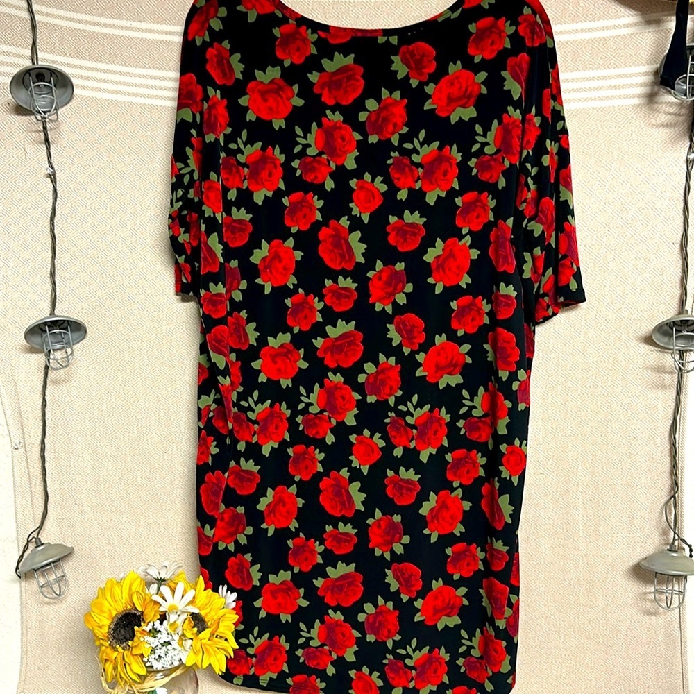 Gorgeous oversized‎ loose fitting black blouse with red roses. - Picture 5 of 8